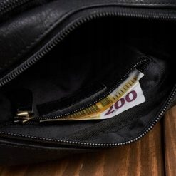 Paolo Peruzzi Saszetka męska skórzana na ramię czarna vintage SI-35-BL. Czarne saszetki męskie Paolo Peruzzi, bez wzorów. Za 273.54 zł.