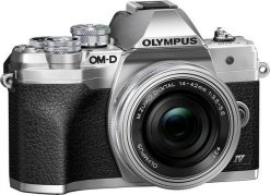 Aparat Olympus OM-D E-M10 Mark IV Srebrny + 14-42 mm f/3.5-5.6 EZ (V207132SE000). Bezlusterkowce OLYMPUS. Za 3,649.99 zł.