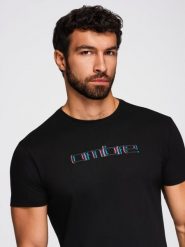 Męski t-shirt z haftem na klatce piersiowej – czarny V1 - Rozmiar: XXL. Czarne t-shirty męskie Ombre Clothing, m, bez wzorów, z bawełny, bez kołnierzyka, bez ramiączek. Za 129.99 zł.