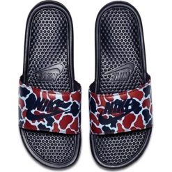 Nike Klapki Nike Benassi Just Do It Print 631261 405 631261 405 czerwony 38 1/2. Klapki i japonki męskie Nike. Za 118.48 zł.