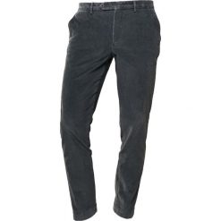 Hackett London ASHBY SLIM Spodnie materiałowe khaki. Spodnie na co dzień męskie marki Hackett London. W wyprzedaży za 395.45 zł.
