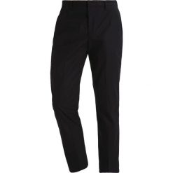 Folk COUNTER Spodnie garniturowe black. Eleganckie spodnie męskie marki Folk. W wyprzedaży za 544.50 zł.
