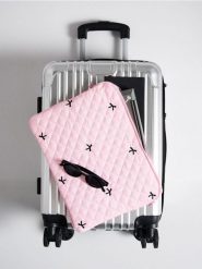 Pikowana torba na laptopa z motywem kokard - różowy. Czerwone torby na laptopa męskie Sinsay, bez wzorów, pikowane. Za 25.99 zł.