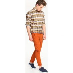 KOSZULA DŁUGI RĘKAW MĘSKA SLIM FIT. Koszule męskie TOP SECRET. W wyprzedaży za 29.99 zł.