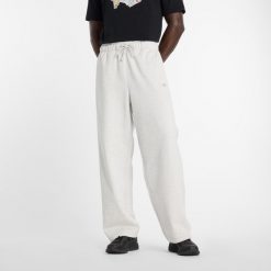 Spodnie męskie New Balance MP53504AHH – szare. Szare spodnie dresowe męskie New Balance, bez wzorów, z bawełny. Za 389.99 zł.