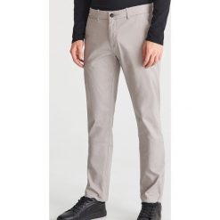 Klasyczne chinosy slim - Jasny szar. Sztyblety męskie marki Reserved. Za 129.99 zł.