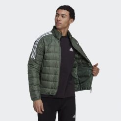 Kurtka puchowa adidas Essentials. Zielone kurtki męskie ADIDAS, m, bez wzorów, z puchu, sportowe, bez ramiączek, bez kaptura. W wyprzedaży za 358.65 zł.