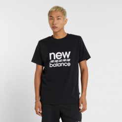Koszulka męska New Balance MT51940BK – czarna. Czarne t-shirty sportowe męskie New Balance, m, bez wzorów, z dresówki, klasyczne, bez ramiączek. Za 119.99 zł.