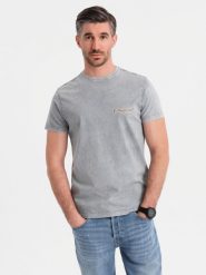 Koszulka bawełniana z nadrukiem na klatce i plecach - szara V1 - Rozmiar: XL. Szare t-shirty męskie Ombre Clothing, m, bez wzorów, z bawełny, bez kołnierzyka, bez ramiączek. W wyprzedaży za 29.99 zł.