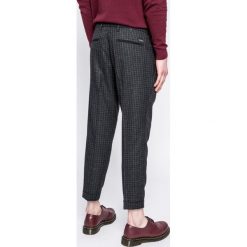 Guess Jeans - Spodnie. Szare spodnie na co dzień męskie Guess Jeans, z aplikacjami, z bawełny, casualowe. W wyprzedaży za 159.90 zł.
