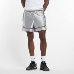 Spodenki męskie New Balance MS51608RCD – srebrne. Szare szorty sportowe męskie New Balance, bez wzorów, z materiału. Za 269.99 zł.