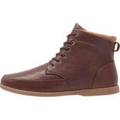 Clae HAMILTON Botki sznurowane cocoa. Brązowe buty zimowe męskie Clae, z materiału. W wyprzedaży za 471.75 zł.