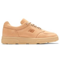 Buty męskie New Balance Allerdale UADWVTL – beżowe. Brązowe buty sportowe na co dzień męskie New Balance, l, z aplikacjami, z gumy, eleganckie, bez ramiączek, bez kaptura. Za 1,149.99 zł.