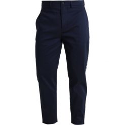 Scotch & Soda CITY WITH BRANDED SIDE SEAM TAPES Chinosy navy. Niebieskie eleganckie spodnie męskie Scotch & Soda, z bawełny. Za 549.00 zł.