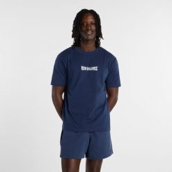 Koszulka męska New Balance MT61B2STNNY – granatowa. Niebieskie t-shirty sportowe męskie New Balance, l, z aplikacjami, z bawełny, klasyczne, bez ramiączek. Za 129.99 zł.