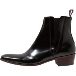 Jeffery West CARLITO CENTRE SEAM CHELSEA Botki kowbojki i motocyklowe black. Sztyblety męskie marki Jeffery West. Za 999.00 zł.
