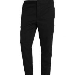Denham CARLTON Chinosy shadow black. Czarne eleganckie spodnie męskie Denham, z elastanu. Za 719.00 zł.