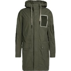 Antony Morato Parka army green. Zielone parki męskie Antony Morato, z bawełny. W wyprzedaży za 342.65 zł.