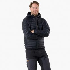 Kurtka outdoor Turystyka Męska Swedemount Lofoten Hood Jacket oddychająca. Czarne kurtki męskie SWEDEMOUNT, m, bez wzorów, z puchu, sportowe, bez ramiączek, bez kaptura. Za 499.99 zł.