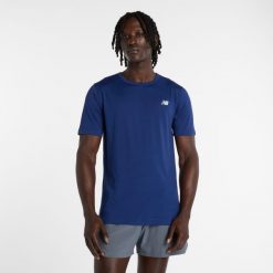 Koszulka męska New Balance MT61O0U4BUY – granatowa. Niebieskie t-shirty sportowe męskie New Balance, m, bez wzorów, z materiału, sportowe, bez ramiączek. Za 129.99 zł.