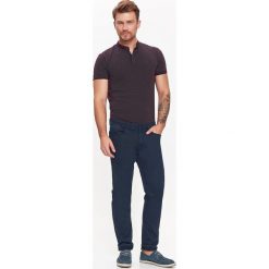 SPODNIE MĘSKIE GŁADKIE Z PIĘCIOMA KIESZENIAMI O KROJU SLIM. Eleganckie spodnie męskie marki TOP SECRET. W wyprzedaży za 49.99 zł.