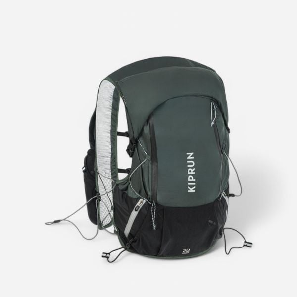Plecak do biegania w terenie unisex Kiprun 900 20+5 litrów z bukłakiem 2 l. Zielone plecaki męskie KIPRUN, bez wzorów. Za 499.99 zł.