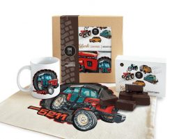Zetor 5211 — paczka (Zawartość paczki: koszulka, torba, kubek, słodycze; Rozmiar koszulki / bluzy: 3XL (męska); Kolor koszulki / bluzy: jasnoszary mel. Szare bluzy nierozpinane męskie nikiniki, m, bez wzorów, z bawełny, bez ramiączek, bez kaptura. Za 169.00 zł.