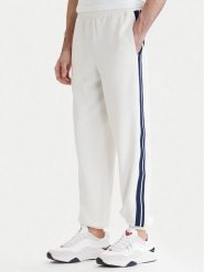 Guess Spodnie dresowe Z6GB11 K3202 Biały Regular Fit. Białe spodnie dresowe męskie Guess, z aplikacjami, z dresówki. Za 519.99 zł.