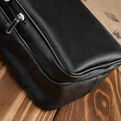 Abruzzo Saszetka męska skórzana na ramię torba czarna pojemna ABR-01. Czarne saszetki męskie Abruzzo, bez wzorów. Za 218.18 zł.