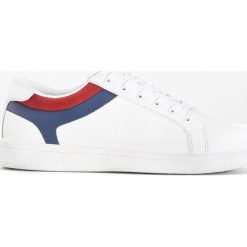 Sneakersy bonprix biało-niebieski indygo - czerwony. Buty sportowe na co dzień męskie marki bonprix. Za 74.99 zł.