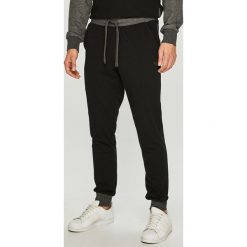 Emporio Armani - Spodnie. Czarne spodnie na co dzień męskie Emporio Armani, z bawełny, casualowe. Za 389.90 zł.