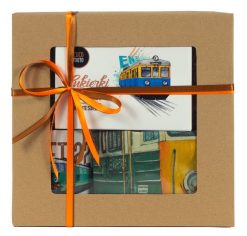 Zestaw prezentowy dla fana kolei (Zawartość paczki: koszulka, torba, kubek, słodycze; Rozmiar koszulki / bluzy: L (męska); Kolor koszulki / bluzy: cza. Brązowe bluzy nierozpinane męskie nikiniki, l, bez wzorów, z bawełny, bez ramiączek, bez kaptura. Za 179.00 zł.