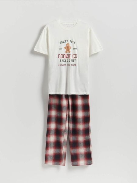 Dwuczęściowa świąteczna piżama - złamana biel. Piżamy męskie Reserved, l, bez wzorów, z bawełny, bez kołnierzyka, bez ramiączek. Za 139.99 zł.