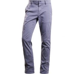 BOSS CASUAL Chinosy dark grey. Eleganckie spodnie męskie marki BOSS CASUAL. W wyprzedaży za 356.15 zł.