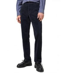 WRANGLER MĘSKIE SPODNIE SZTRUKSOWE RIVER DARK NAVY 112356784 W17T018200. Niebieskie jeansy męskie Wrangler, bez wzorów, z elastanu, klasyczne. Za 219.99 zł.
