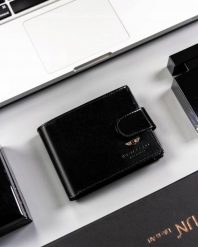 Portfel męski PETERSON PTN 22302L-VT czarny. Czarne portfele męskie Peterson, bez wzorów. Za 80.00 zł.