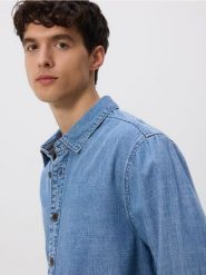 Jeansowa koszula comfort fit - niebieski. Niebieskie koszule męskie Reserved, l, bez wzorów, z denimu, bez kołnierzyka, bez ramiączek. W wyprzedaży za 59.99 zł.