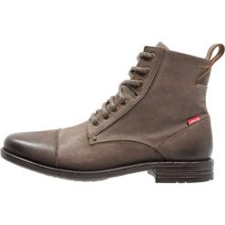 Levi's® EMERSON Botki sznurowane regular grey. Buty zimowe męskie marki Levi's. W wyprzedaży za 390.15 zł.