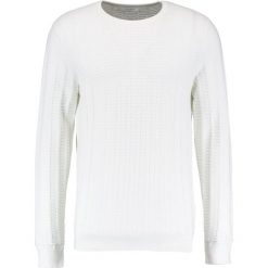 Calvin Klein SLOAN CREW NECK Sweter white. Białe kardigany męskie marki Calvin Klein, z bawełny. W wyprzedaży za 399.20 zł.