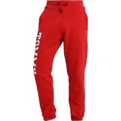 Tommy Jeans ESSENTIAL COLLEGE Spodnie treningowe red. Długie spodnie sportowe męskie Tommy Jeans. Za 349.00 zł.