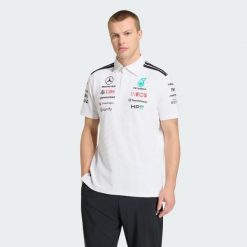 Koszulka polo MERCEDES - AMG PETRONAS FORMULA 1 TEAM ENGINEERS. Białe koszulki polo męskie ADIDAS, m, bez wzorów, eleganckie, bez kołnierzyka, bez ramiączek. Za 439.00 zł.