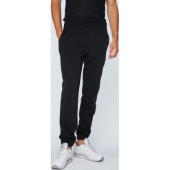 Reebok - Spodnie. Długie spodnie sportowe męskie marki Reebok. W wyprzedaży za 149.90 zł.