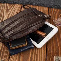 Paolo Peruzzi Saszetka męska skórzana do ręki brązowa T-129-BR. Brązowe saszetki męskie Paolo Peruzzi, bez wzorów. Za 178.58 zł.