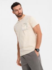 Męski bawełniany t-shirt z printowaną kieszonką – kremowy V2 - Rozmiar: M. Białe t-shirty męskie Ombre Clothing, m, z aplikacjami, z bawełny, bez kołnierzyka, bez ramiączek. W wyprzedaży za 29.99 zł.
