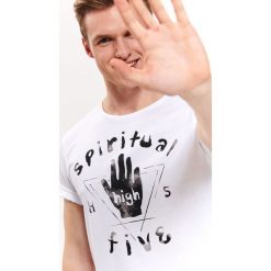 T-SHIRT Z NADRUKIEM. T-shirty męskie TOP SECRET. W wyprzedaży za 19.99 zł.