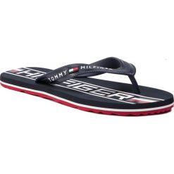Japonki TOMMY HILFIGER - Heritage Print Beach Sandal FM0FM02232 Midnight 403. Niebieskie klapki i japonki męskie Tommy Hilfiger, bez wzorów, z tworzywa sztucznego. W wyprzedaży za 119.00 zł.