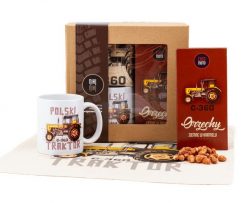 Ursus C-360 — paczka (Zawartość paczki: koszulka - torba - kubek - słodycze; Rozmiar koszulki / bluzy: 5XL (męska); Kolor koszulki / bluzy: biały; Rod. Białe bluzy nierozpinane męskie nikiniki, m, bez wzorów, z bawełny, biznesowe, bez ramiączek, z kapturem. Za 169.00 zł.