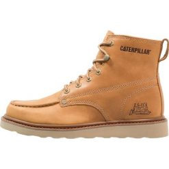 Caterpillar GLENROCK MID Botki sznurowane tawny. Brązowe buty zimowe męskie CATerpillar, z materiału, na sznurówki. W wyprzedaży za 468.30 zł.