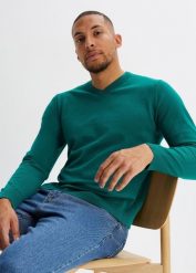 Sweter z dekoltem w serek, z dzianiny o gładkim splocie drobnych oczek. Zielone swetry męskie bonprix, bez wzorów, z dzianiny, klasyczne, bez kołnierzyka, bez ramiączek. Za 79.99 zł.