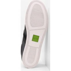 BOSS ATHLEISURE SHUTTLE TENN TECH Sneakersy niskie dark blue. Niebieskie buty sportowe na co dzień męskie BOSS ATHLEISURE, z materiału. W wyprzedaży za 503.20 zł.